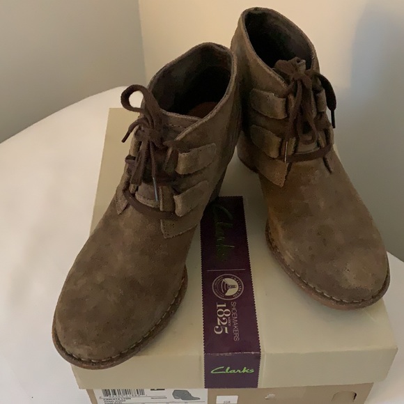 Clarks Carleta Lyon khaki suede Ankle Bootie - Picture 4 of 10